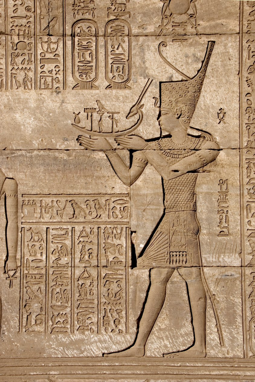 Antichità egizia: mammisi romano commemorativo della nascita di Ihy, figlio di Iside - Dettaglio di rilievi e geroglifici, Tempio di Hathor, Denderah, Egitto da Egyptian Ptolemaic Period