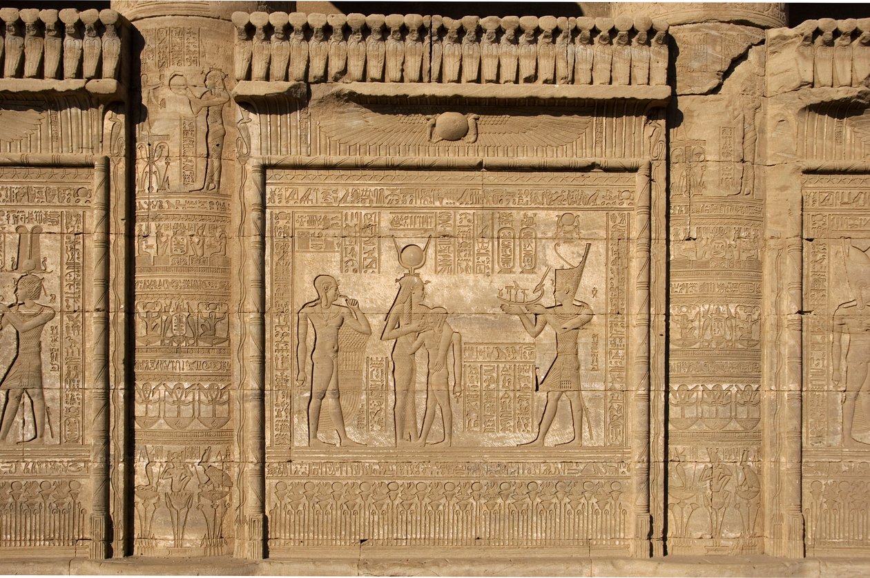 Antichità egizia: mammisi romano che commemora la nascita di Ihy, figlio di Iside. Tempio di Hathor, Denderah, Egitto da Egyptian Ptolemaic Period