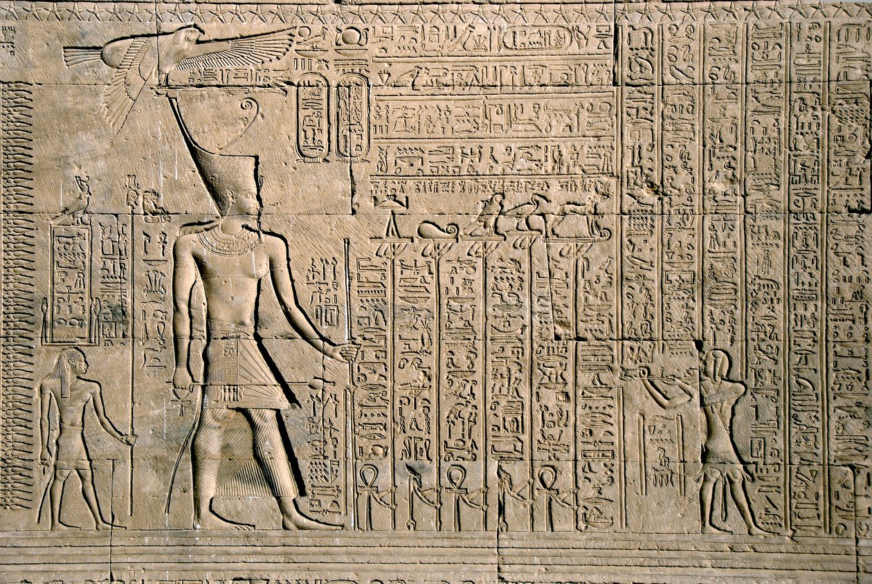 Antichità egizia: rilievo esterno con geroglifici. Tempio di Hathor, Denderah, Egitto da Egyptian Ptolemaic Period