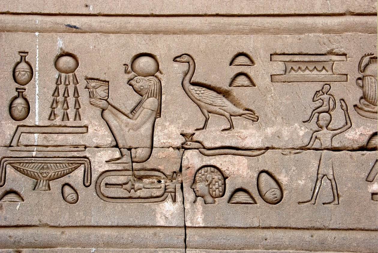 Antichità egizia: geroglifici sulla parete orientale del Tempio di Hathor, Denderah, Egitto da Egyptian Ptolemaic Period