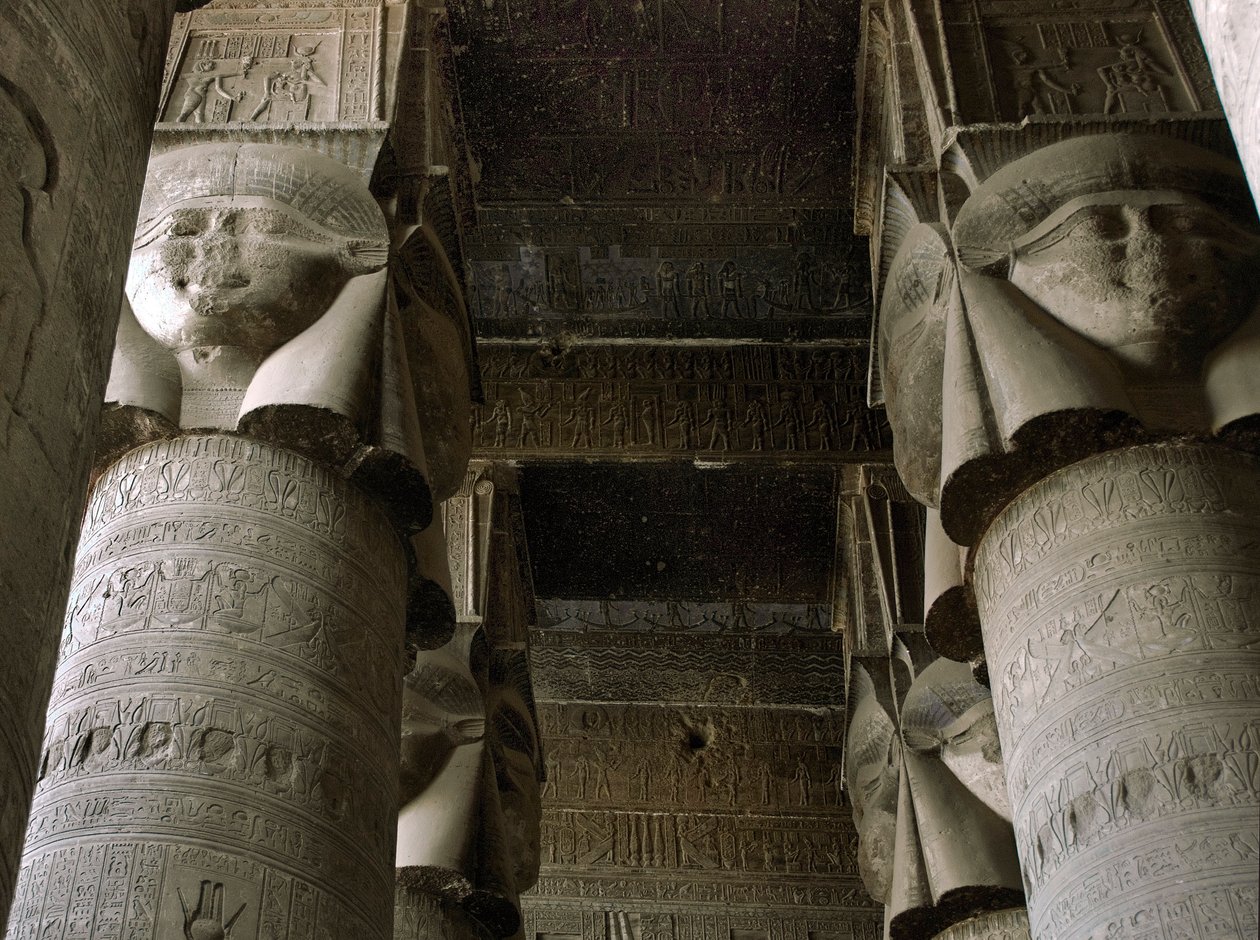 Antichità egizia: vista parziale della sala ipostila con colonne decorate con la rappresentazione della dea Hathor. Tempio di Hathor, Denderah, Egitto da Egyptian Ptolemaic Period