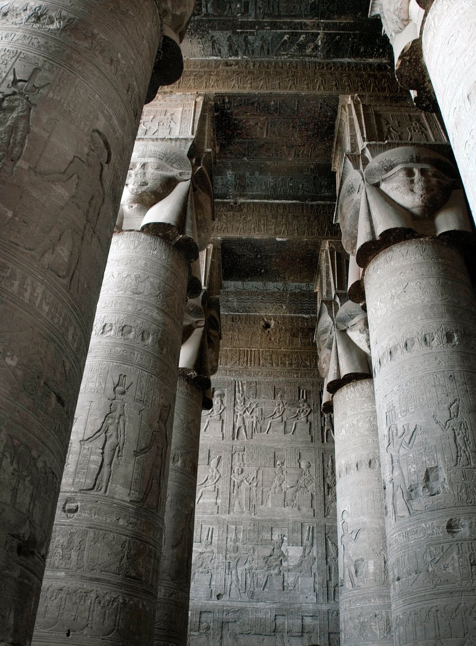 Antichità egizia: vista parziale della sala ipostila con colonne decorate con la rappresentazione della dea Hathor. Tempio di Hathor, Denderah, Egitto da Egyptian Ptolemaic Period