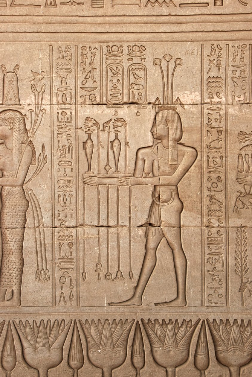 Antichità egizia: rappresentazione di un uomo che porta offerte in omaggio alla dea, Tempio di Hathor, Denderah, Egitto da Egyptian Ptolemaic Period