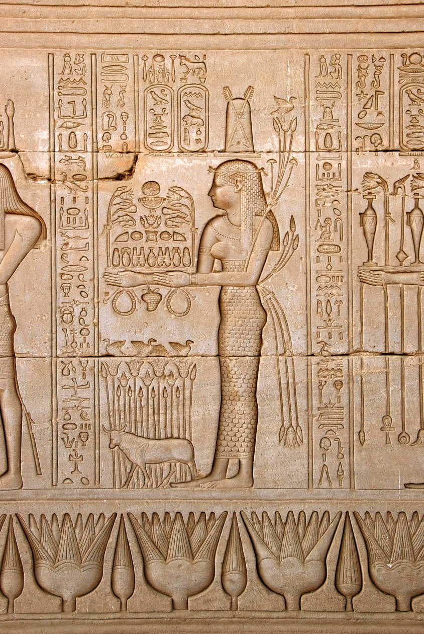 Antichità egizia: rappresentazione di una donna che porta offerte alla dea Hathor, Tempio di Hathor, Denderah, Egitto da Egyptian Ptolemaic Period