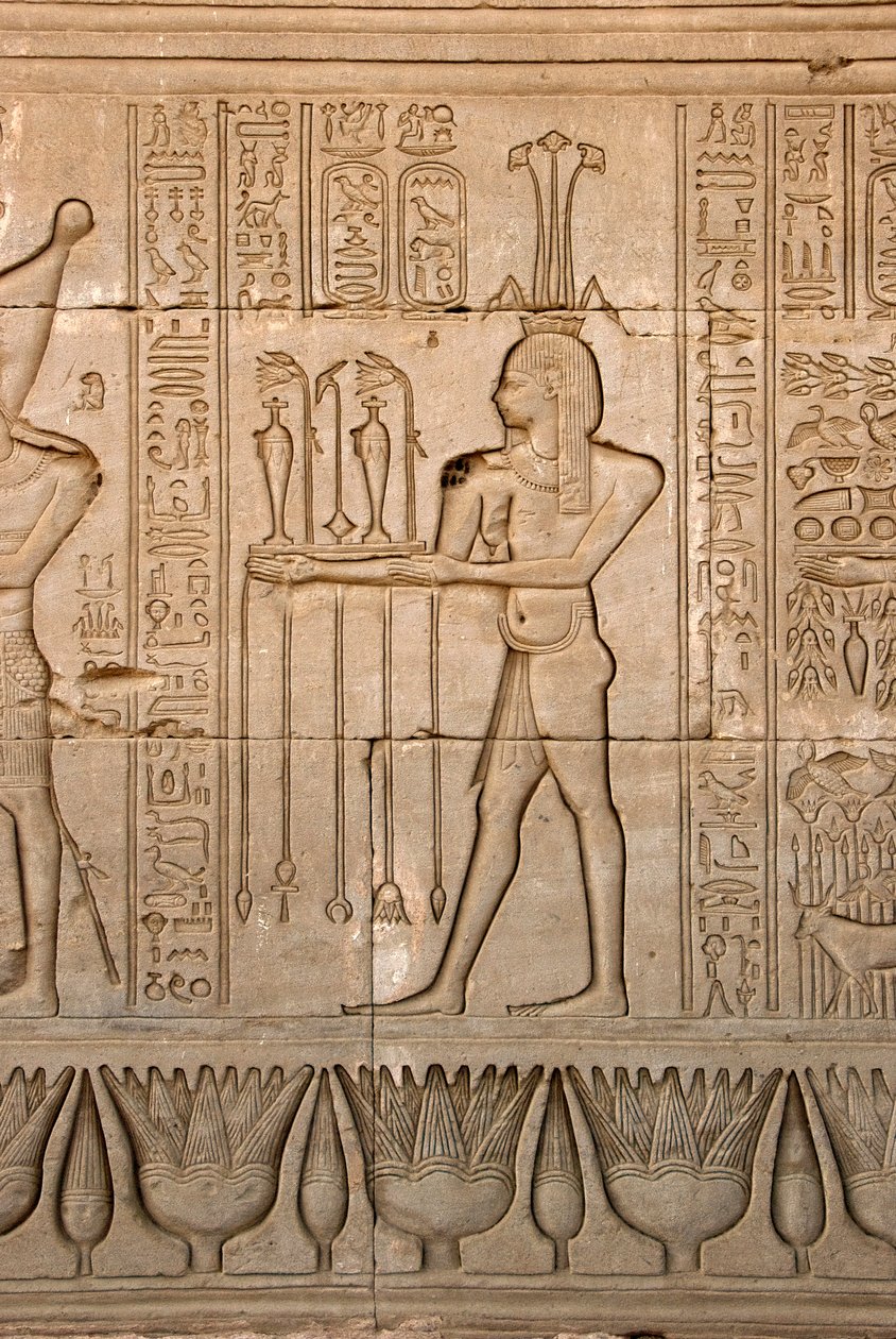 Antichità egizia: rappresentazione del dio del Nilo, Hapy, e geroglifici, Tempio di Hathor, Denderah, Egitto da Egyptian Ptolemaic Period