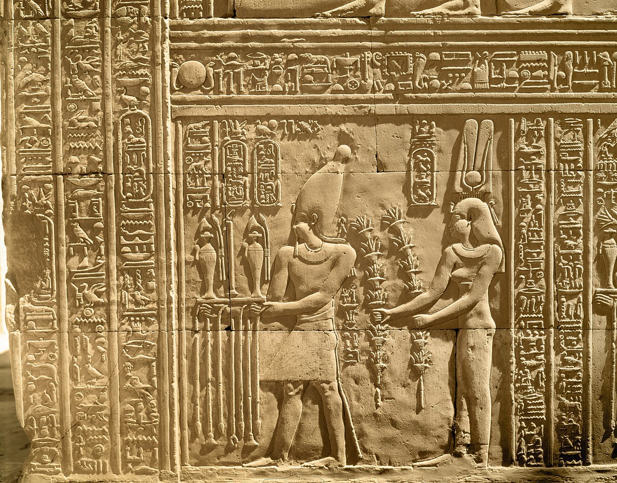 Rilievo raffigurante Tolomeo VIII Evergete II e Cleopatra III che fanno offerte agli dei da Egyptian Ptolemaic Period