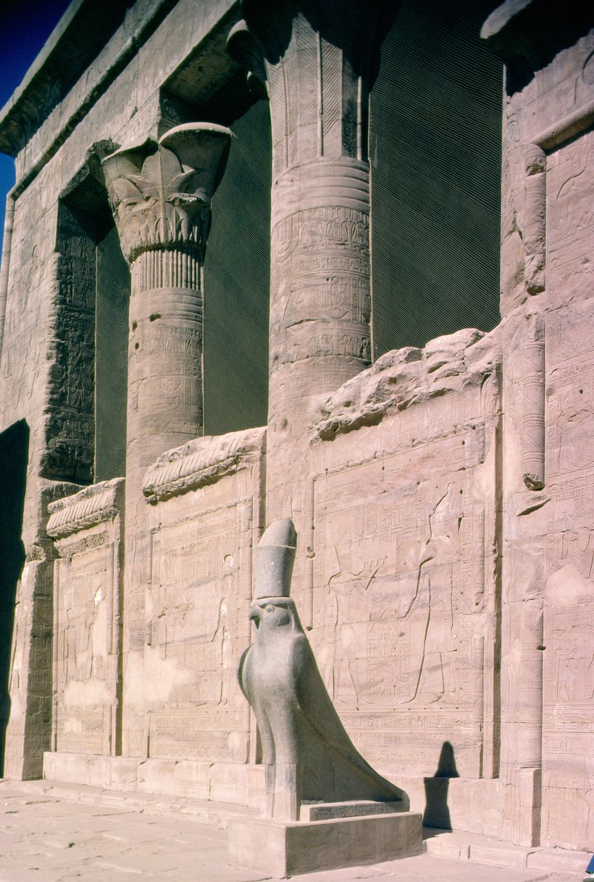 Vista della facciata in arenaria del Tempio di Horus da Egyptian Ptolemaic Period
