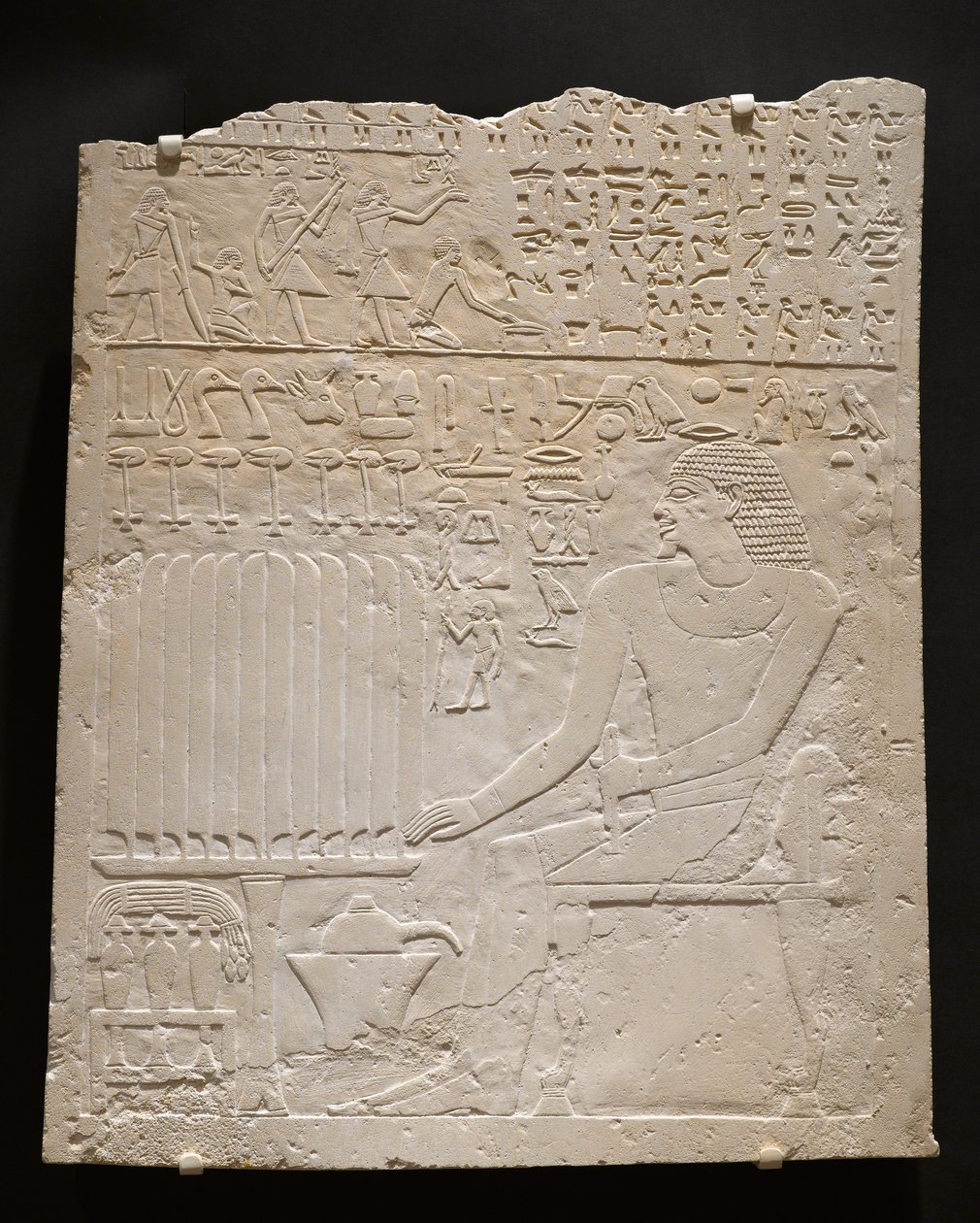Rilievo dalla tomba di Khnumti, c.2345-2184 a.C. (calcare bianco) da Egyptian School