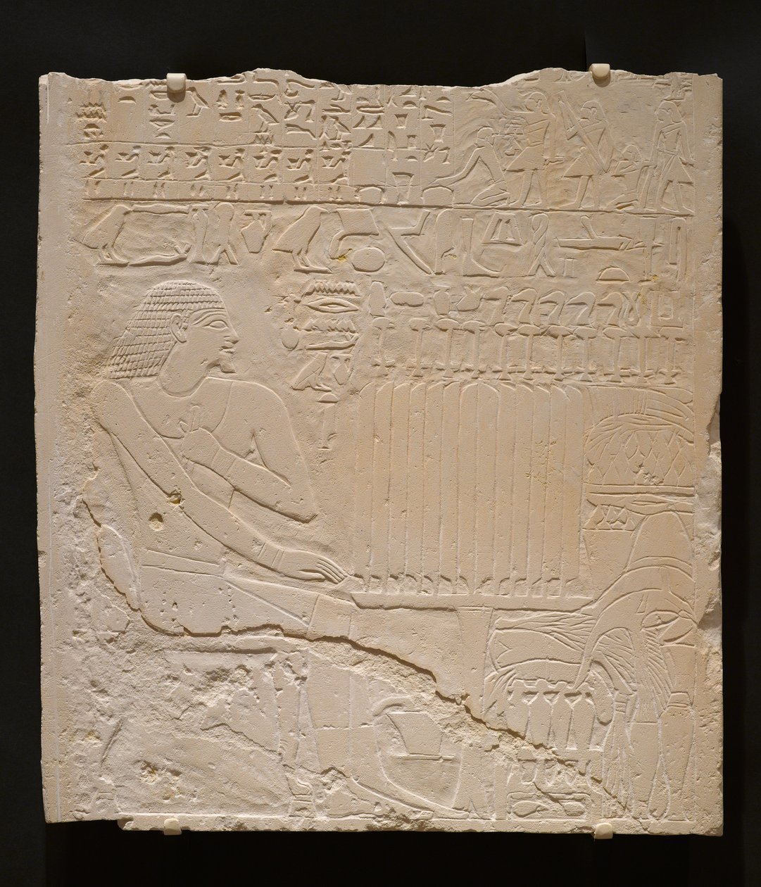 Rilievo dalla tomba di Khnumti, c.2345-2184 a.C. (calcare bianco) da Egyptian School