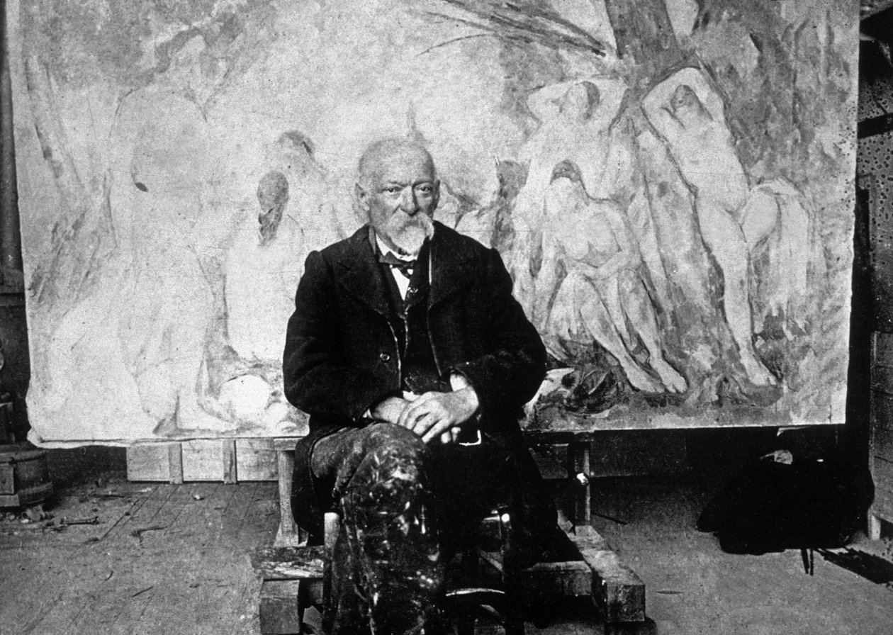 Paul Cézanne (1839-1906) pittore francese nel 1904 davanti a una delle sue tele che mostra nuotatori (foto b/n) da Emile Bernard