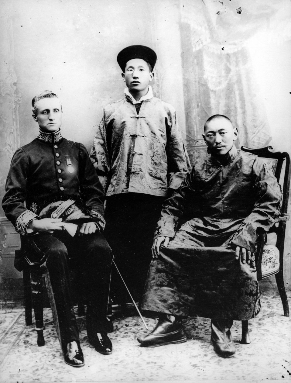 13° Dalai Lama, Sir Charles Bell e Maharaj Kumar Sidkeong Trul-ku, 1910 da English Photographer