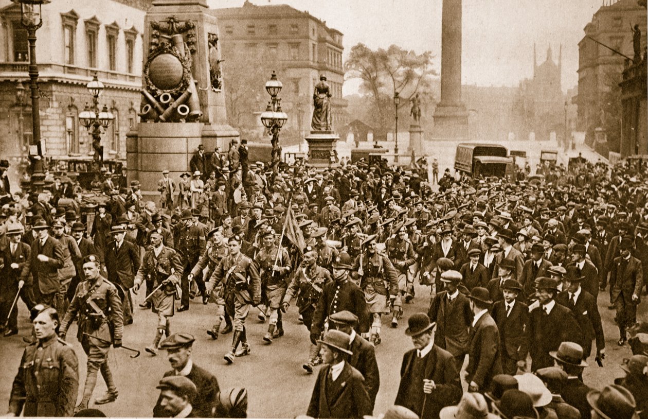 1º Battaglione London Scottish che marcia attraverso Londra al ritorno dalla Francia, 16 maggio 1919 da English Photographer