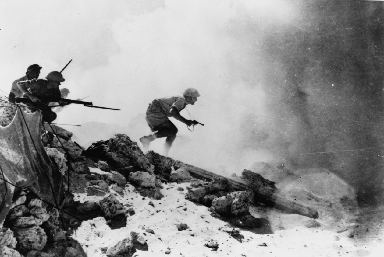 Un ufficiale britannico armato di rivoltella guida i suoi uomini con baionette innestate, una delle sette fotografie ufficiali relative alla 2ª battaglia di El Alamein, 1942 da English Photographer