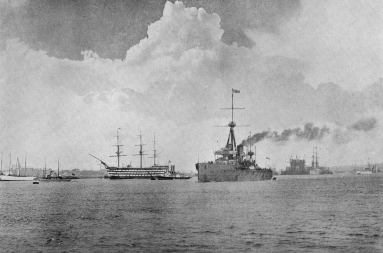 Un secolo tra: Il Dreadnought che passa davanti alla Victory, illustrazione da The Graphic, 27 ottobre 1906 da English Photographer
