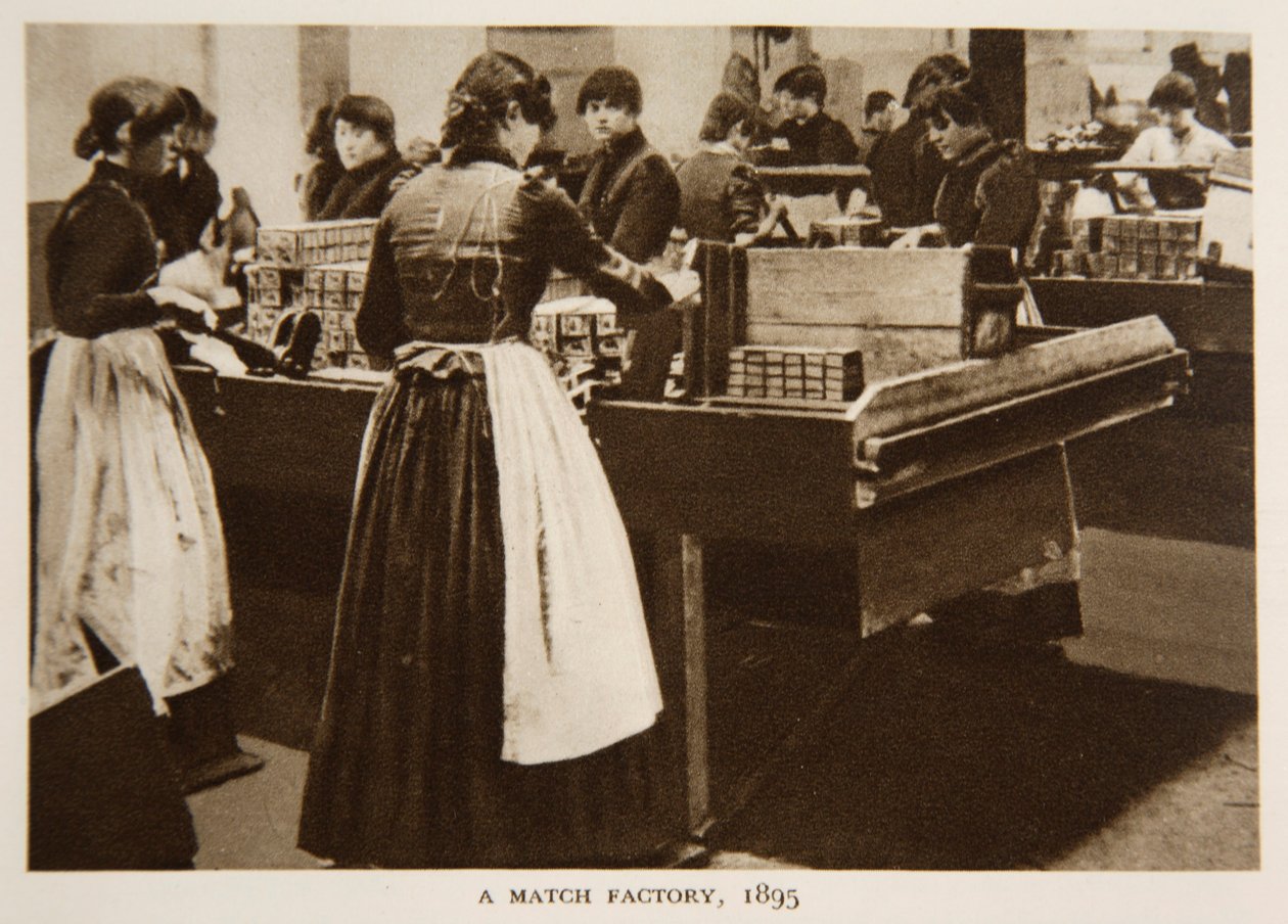 Una fabbrica di fiammiferi, 1895 da English Photographer