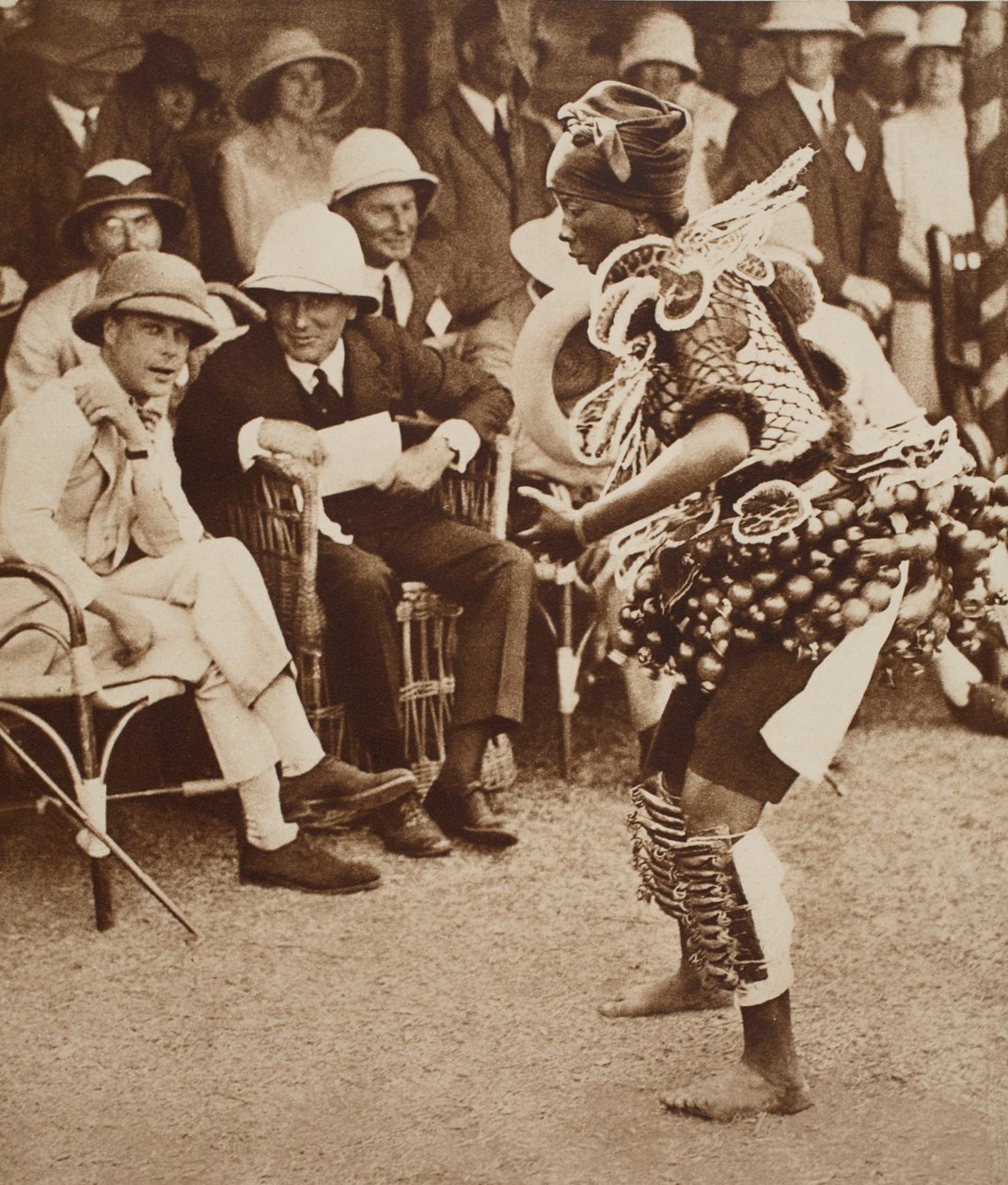 Un nativo che danza per Re Edoardo VIII sulla strada per il Sudafrica, Freetown, Sierra Leone da English Photographer