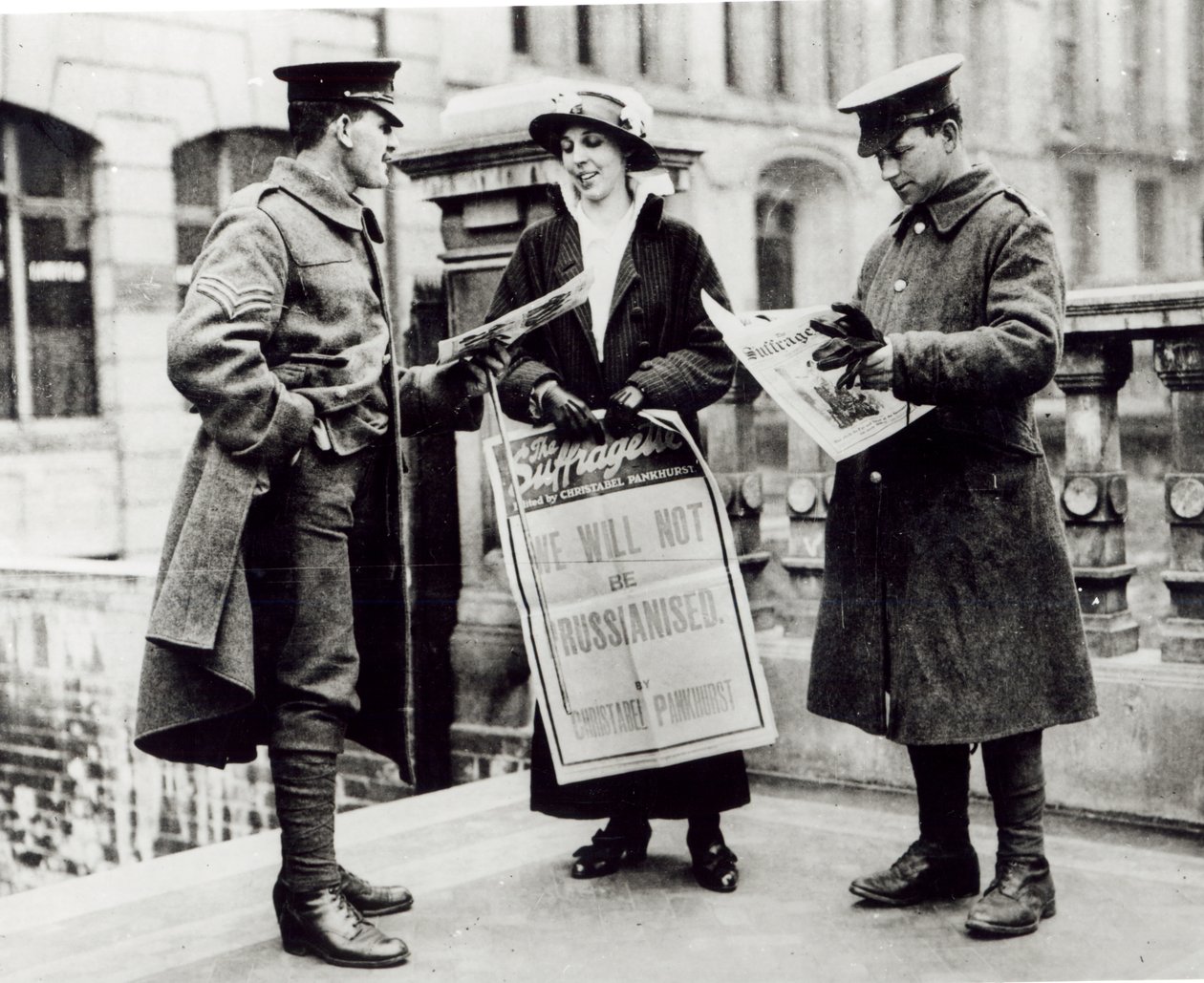 Una suffragetta che vende giornali a due soldati, c.1914 da English Photographer