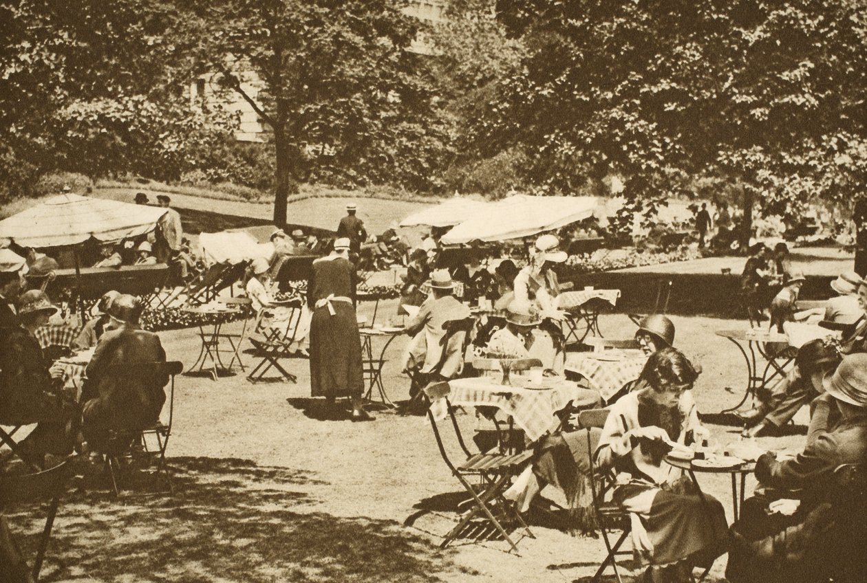 Una scena di pranzo continentale nei Giardini dell