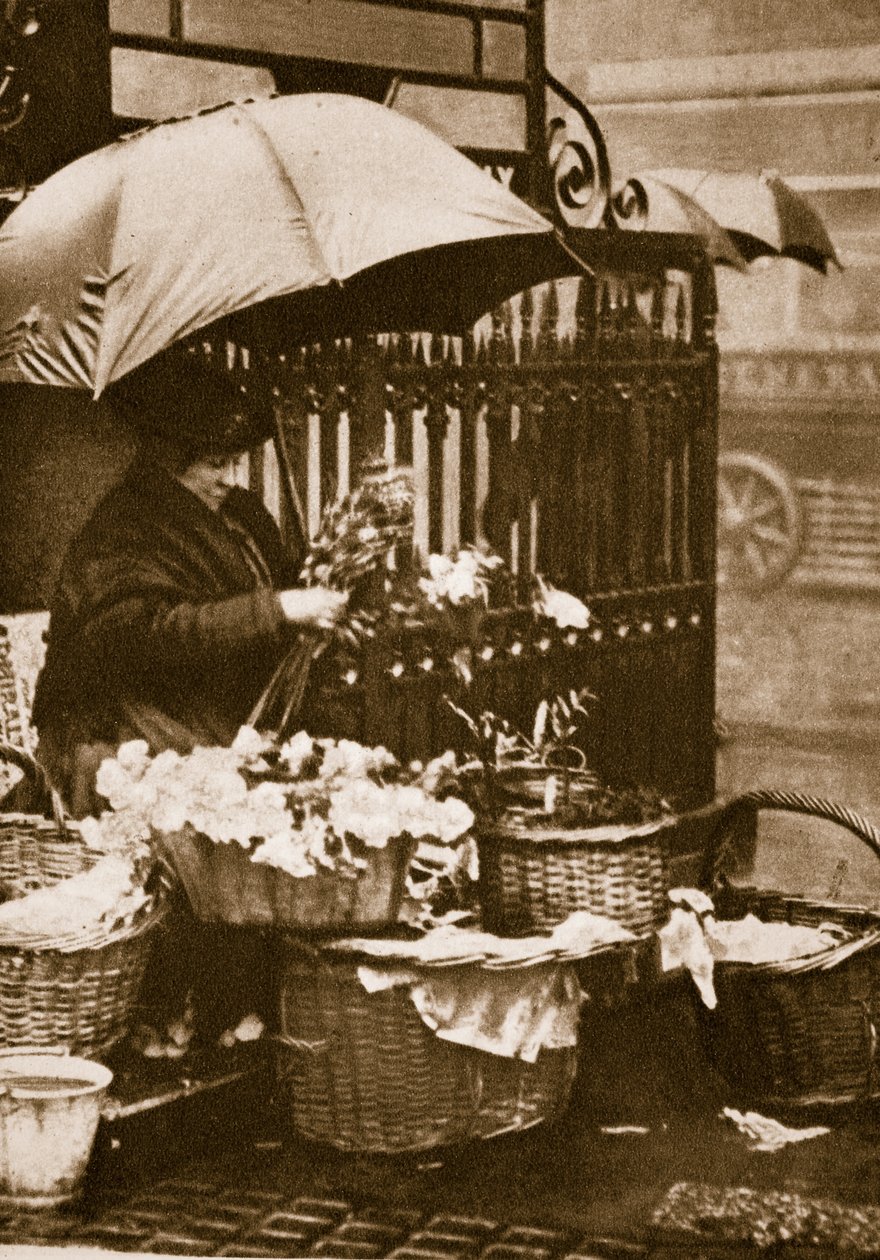Una venditrice di fiori a Piccadilly Circus da English Photographer