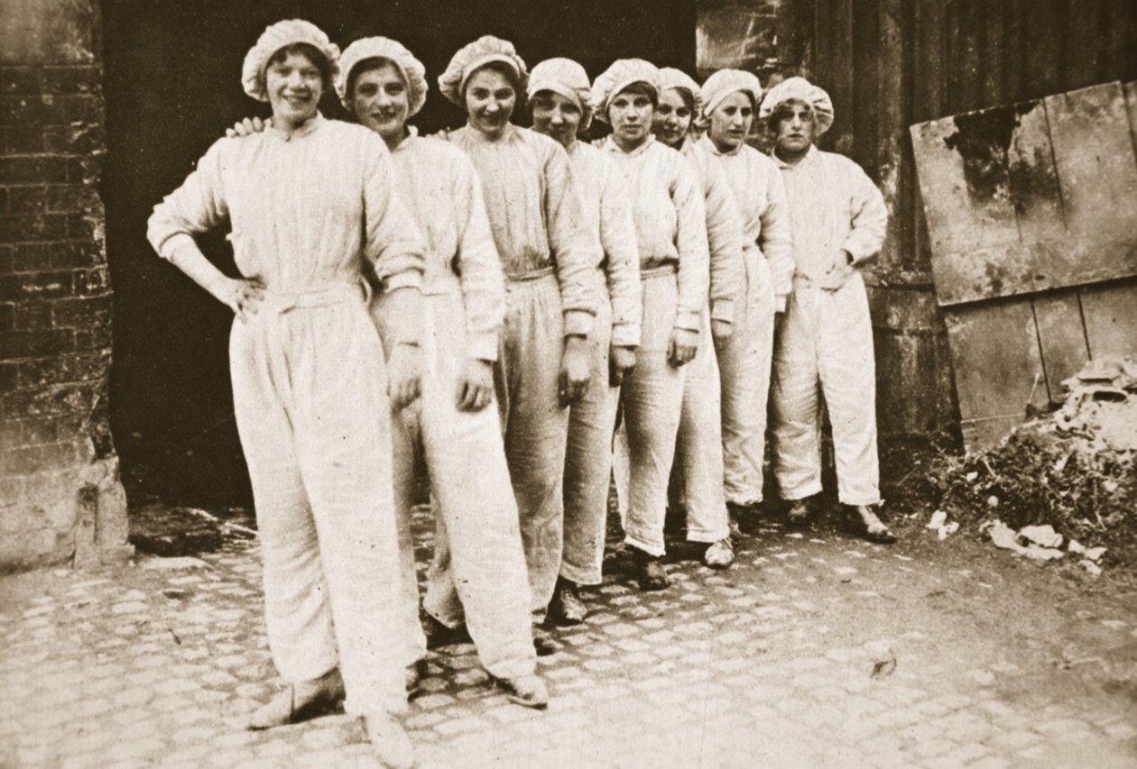 Un gruppo pittoresco di lavoratrici: cameriere in un mulino a Nottingham, da The Illustrated War News, 12 luglio 1916 da English Photographer