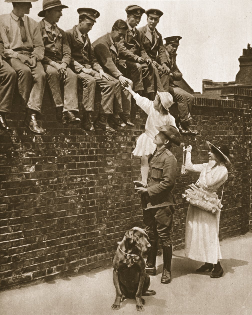 Un alto australiano aiuta a vendere rose ai soldati feriti: un incidente del Rose Day, da The Illustrated War News, 21 giugno 1916 da English Photographer