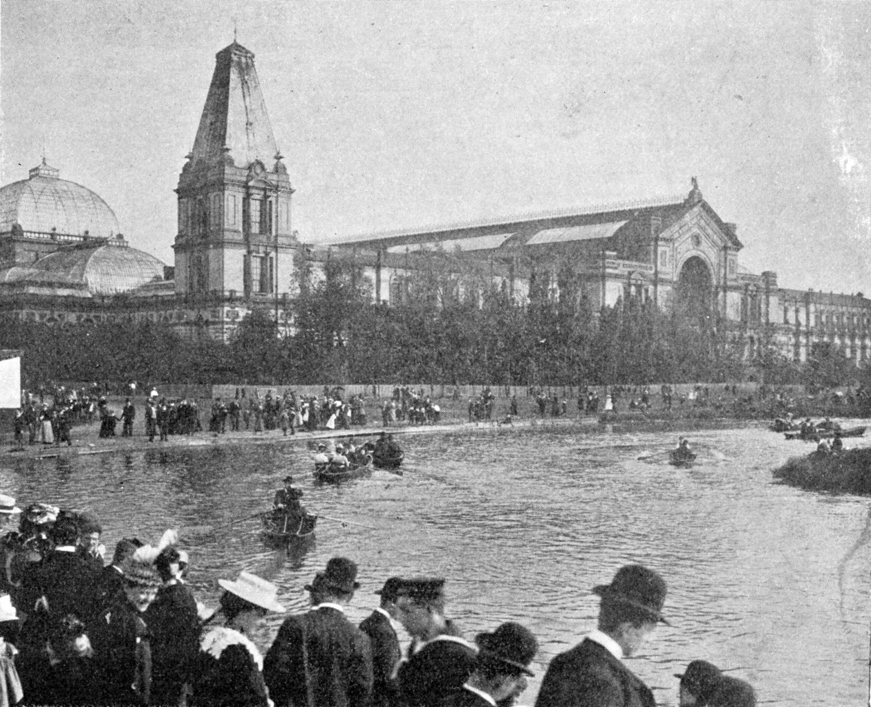 Una vista del Palazzo Alexandra da un angolo del lago (illustrazione) da English Photographer