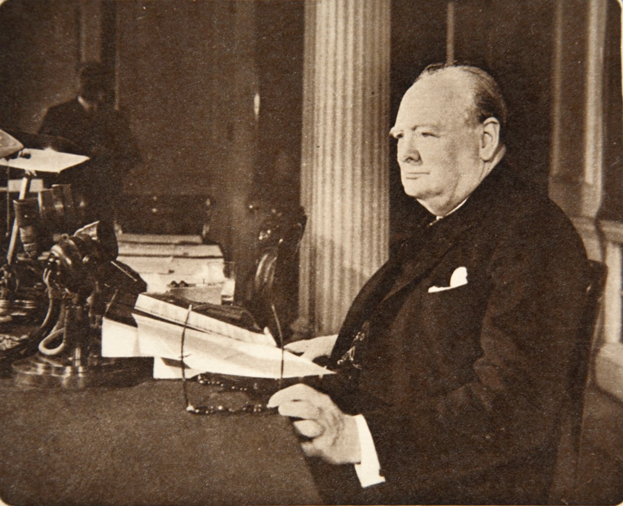 Avanza, Britannia! Lunga vita alla causa della libertà! Dio salvi il re!: Mr. Winston Churchill seduto al microfono nel giorno della vittoria in Europa, quando annunciò alla nazione che la guerra con la Germania era finita da English Photographer