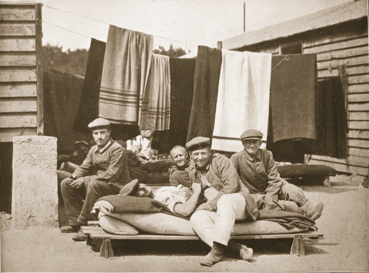 Arieggiare la biancheria da letto: Una siesta pomeridiana, Dorchester, illustrazione da Prigionieri tedeschi in Gran Bretagna da English Photographer
