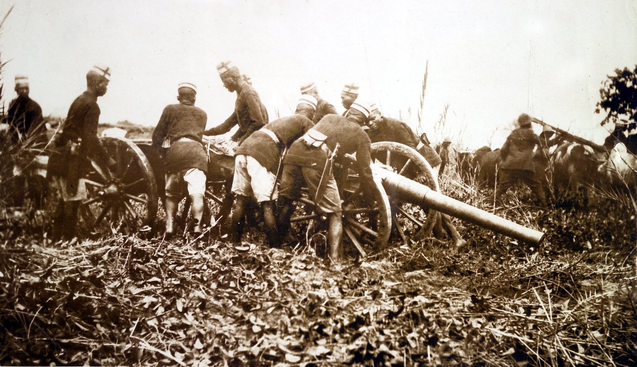 Askaris che posizionano un cannone da campo, campagna dell