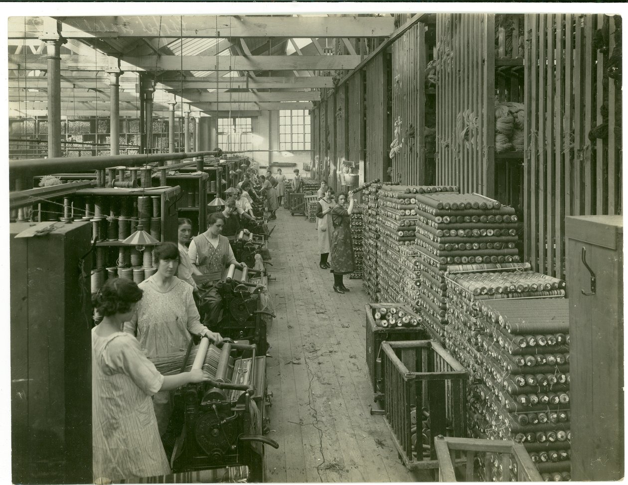 Impostazione delle bobine Axminster, fabbrica di tappeti, 1923 da English Photographer