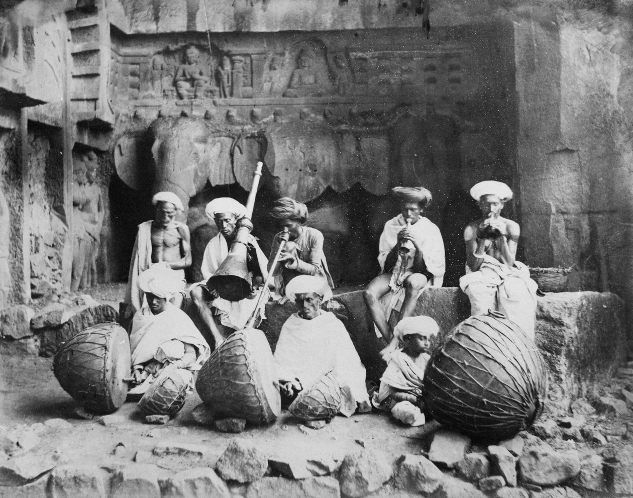 Banda di Musicisti nelle Grotte di Karla da English Photographer