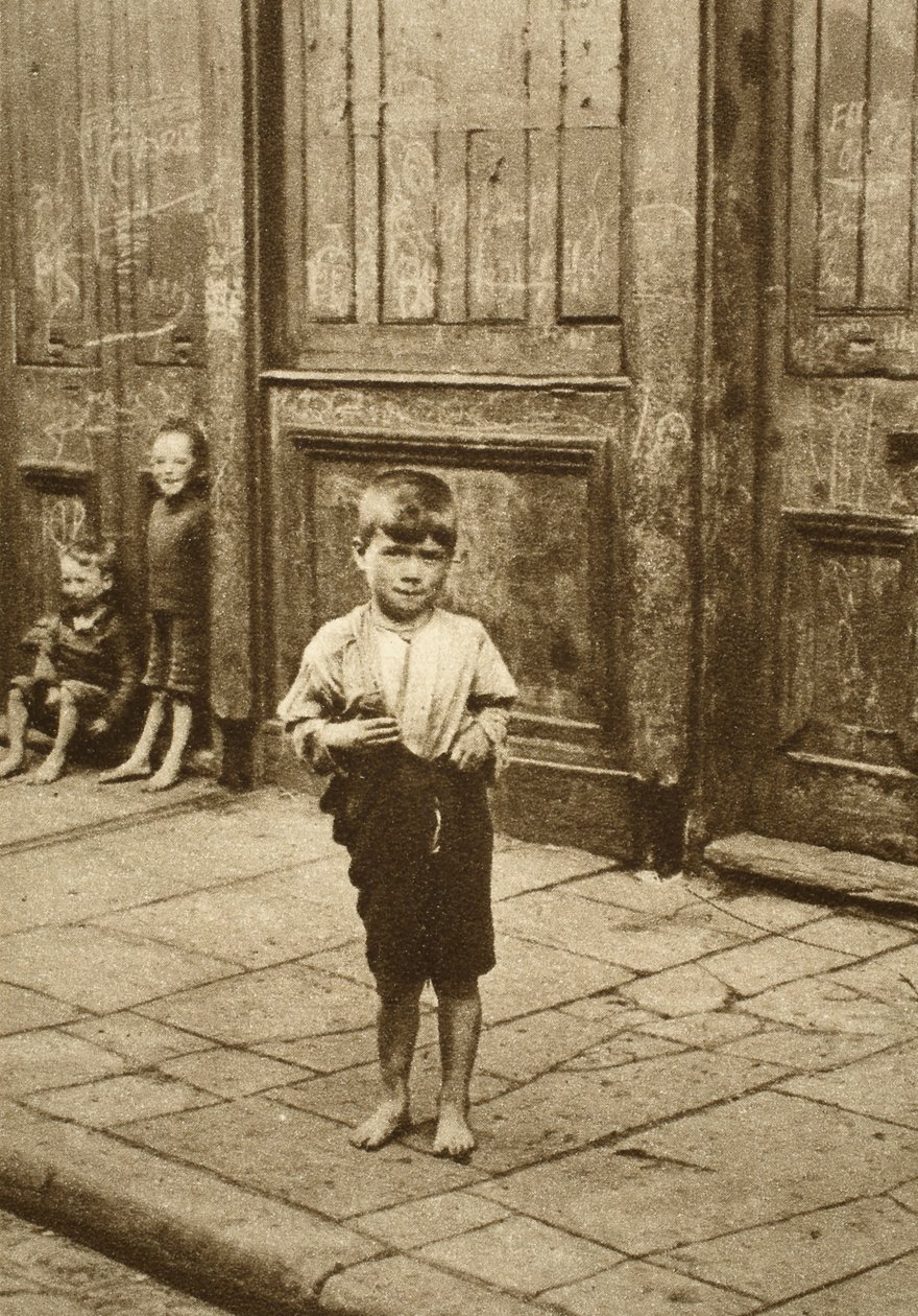 Bambino scalzo in una strada di Londra da English Photographer