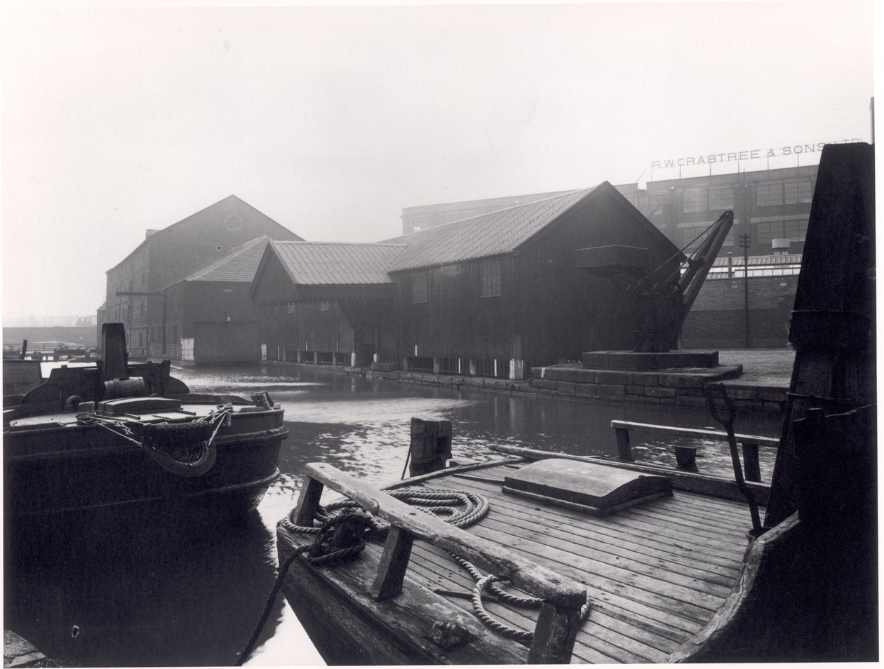 Chiatte sul Canal Wharf, Leeds Liverpool Canal, 1951 da English Photographer