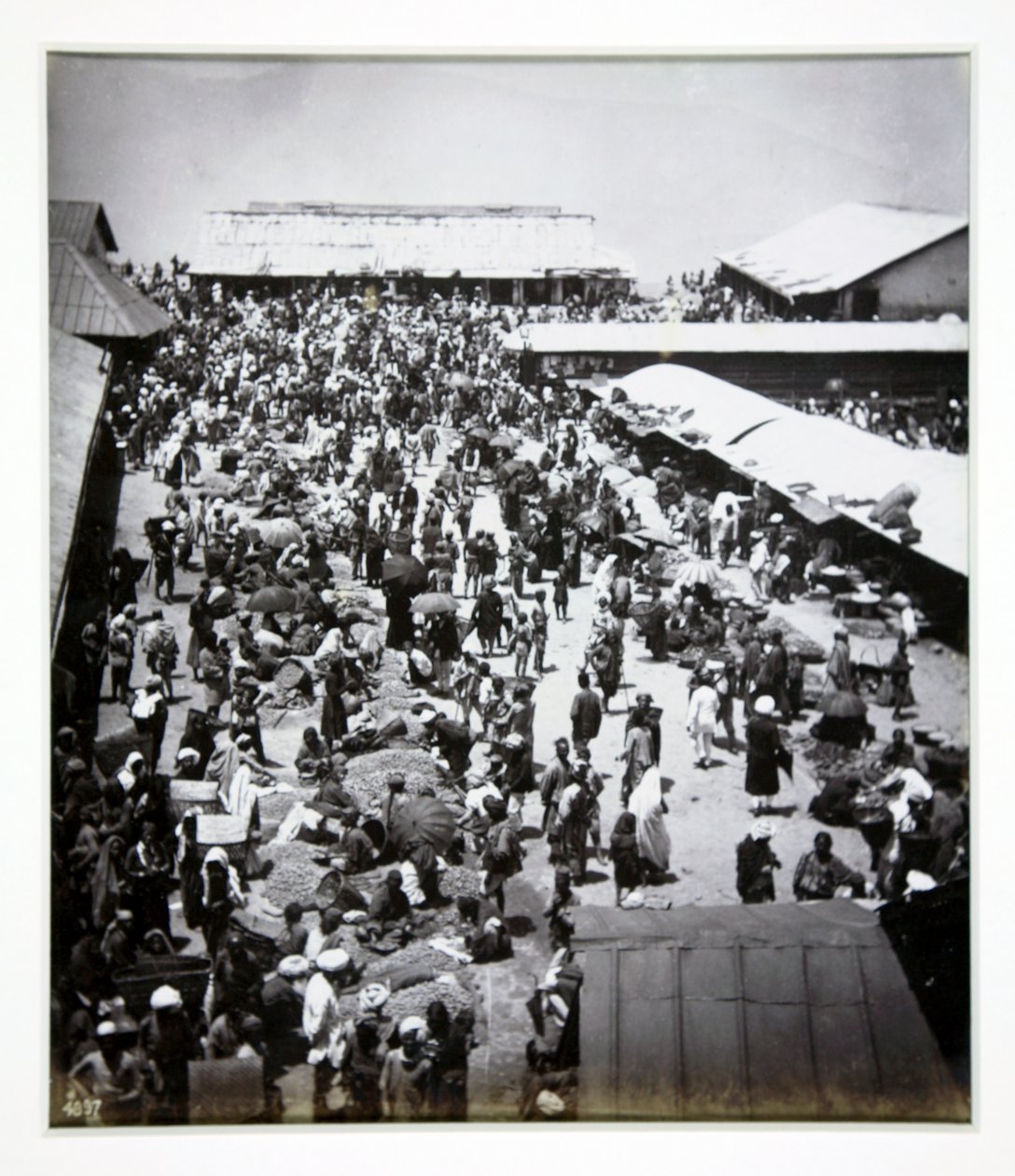 Bazar, Darjeeling, fotografia attribuita a Bourne e Shepherd, c.1880 da English Photographer