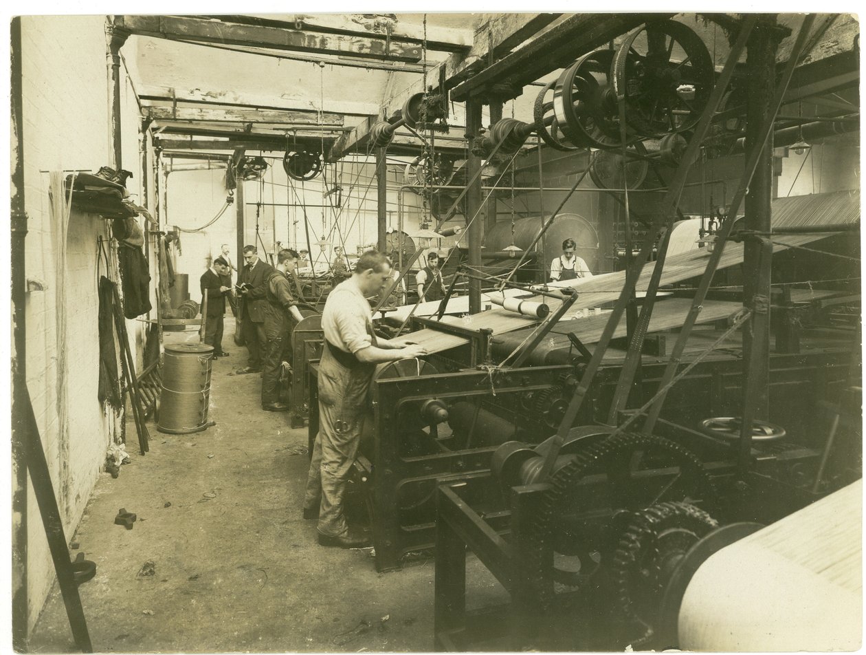 Sala dei telai in una fabbrica di tappeti, 1923 da English Photographer