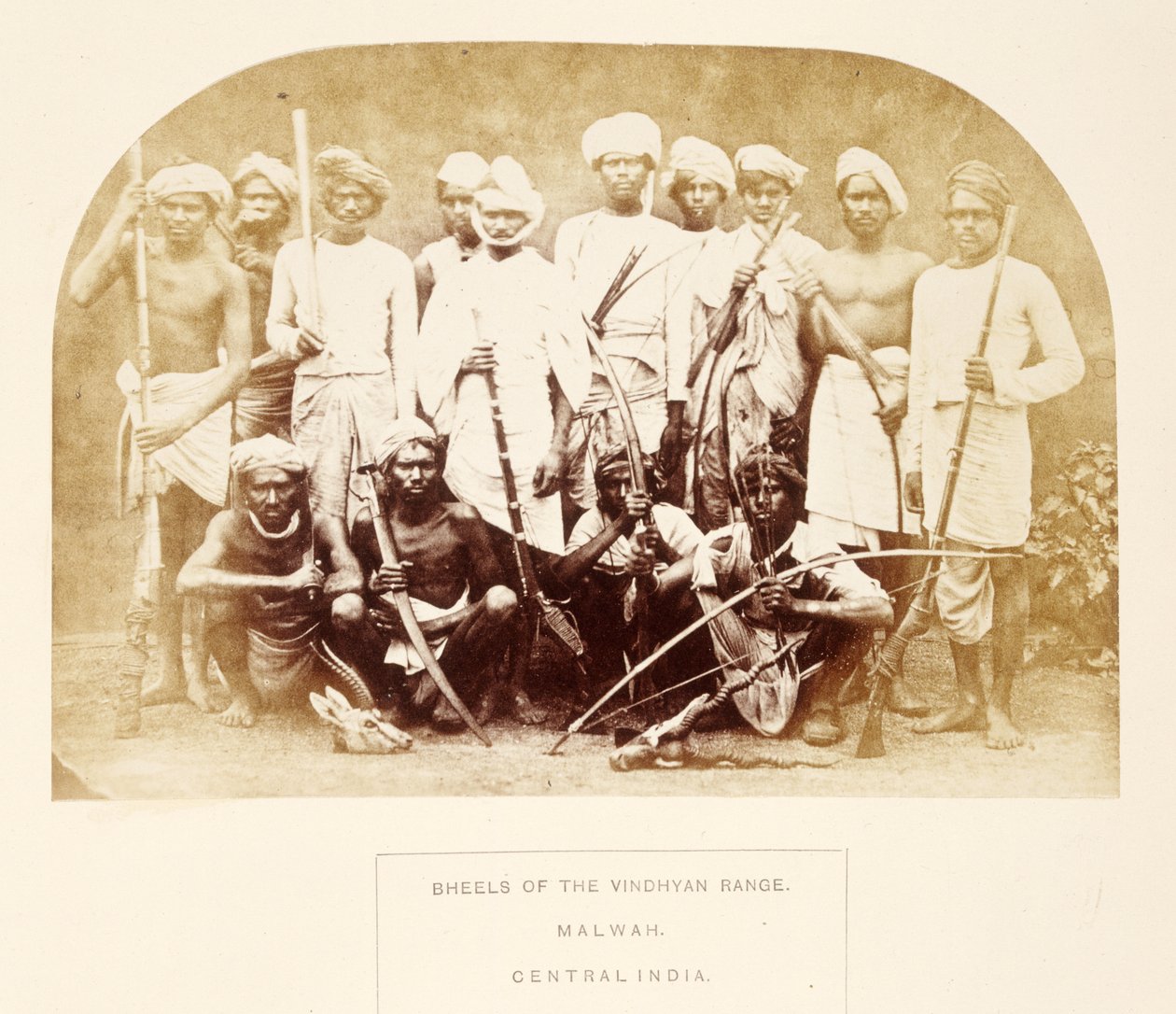 Bheels della catena dei Vindhyan, Malwah, India centrale, da The People of India, di J. Forbes Watson, pubblicato 1868 (albumen print) da English Photographer