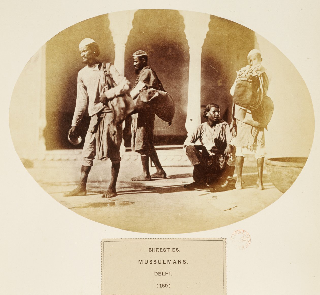 Bheesties, Mussulmani, Delhi, da The People of India, di J. Forbes Watson, pubblicato 1868 (albumen print) da English Photographer