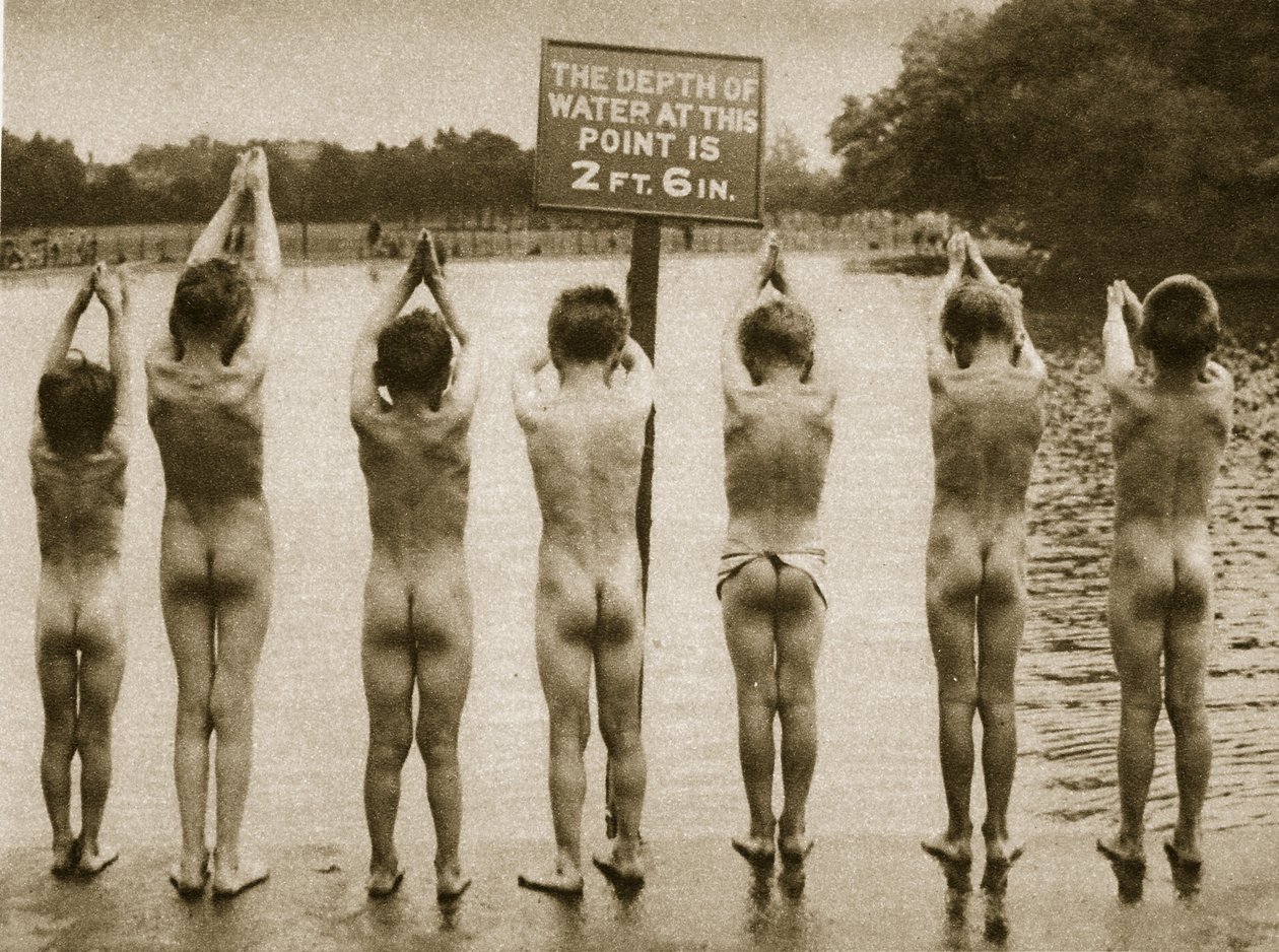 Ragazzi che fanno il bagno nel parco, Clapham 1926 da English Photographer