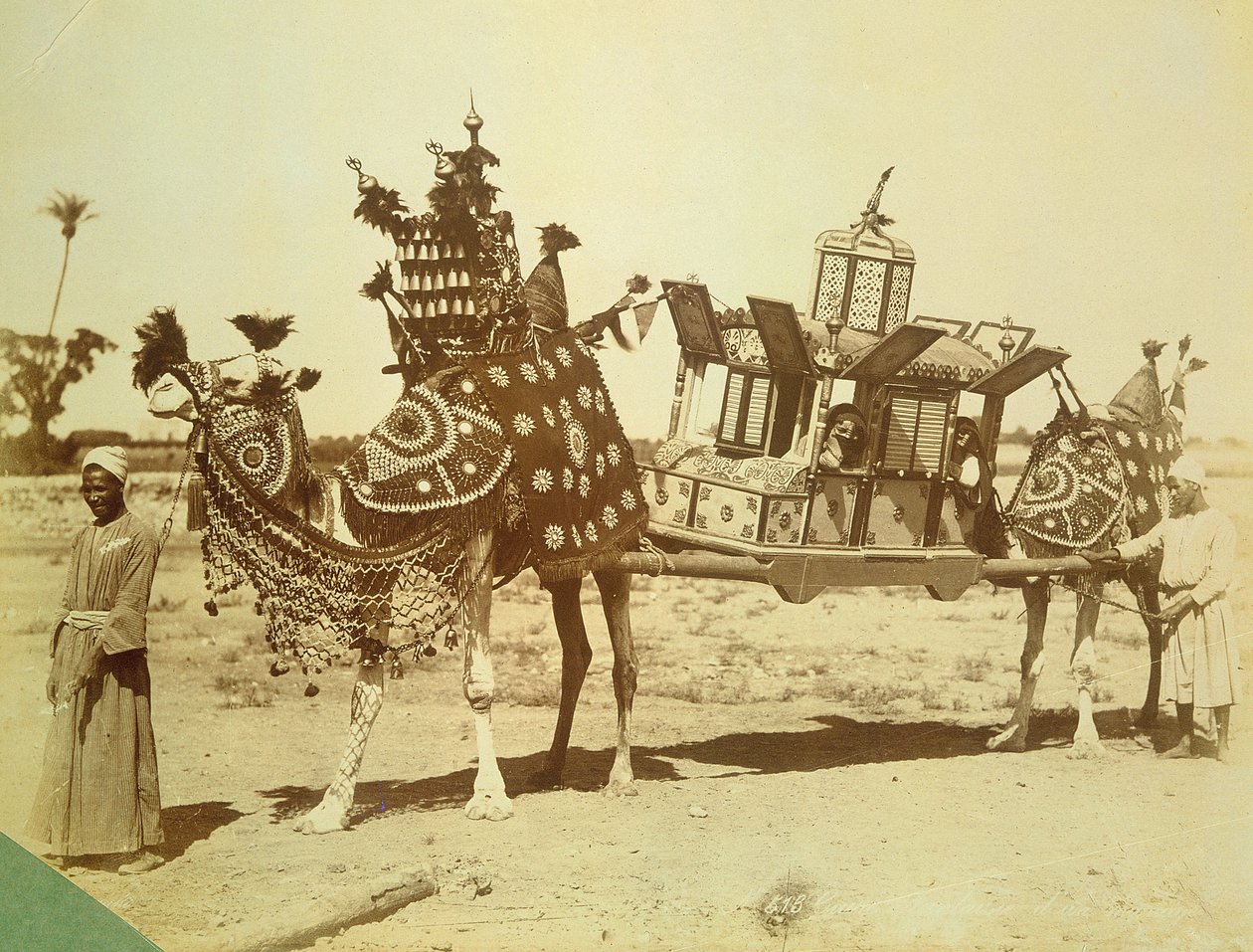 Palanquino nuziale, Il Cairo, Egitto, c.1878 da English Photographer