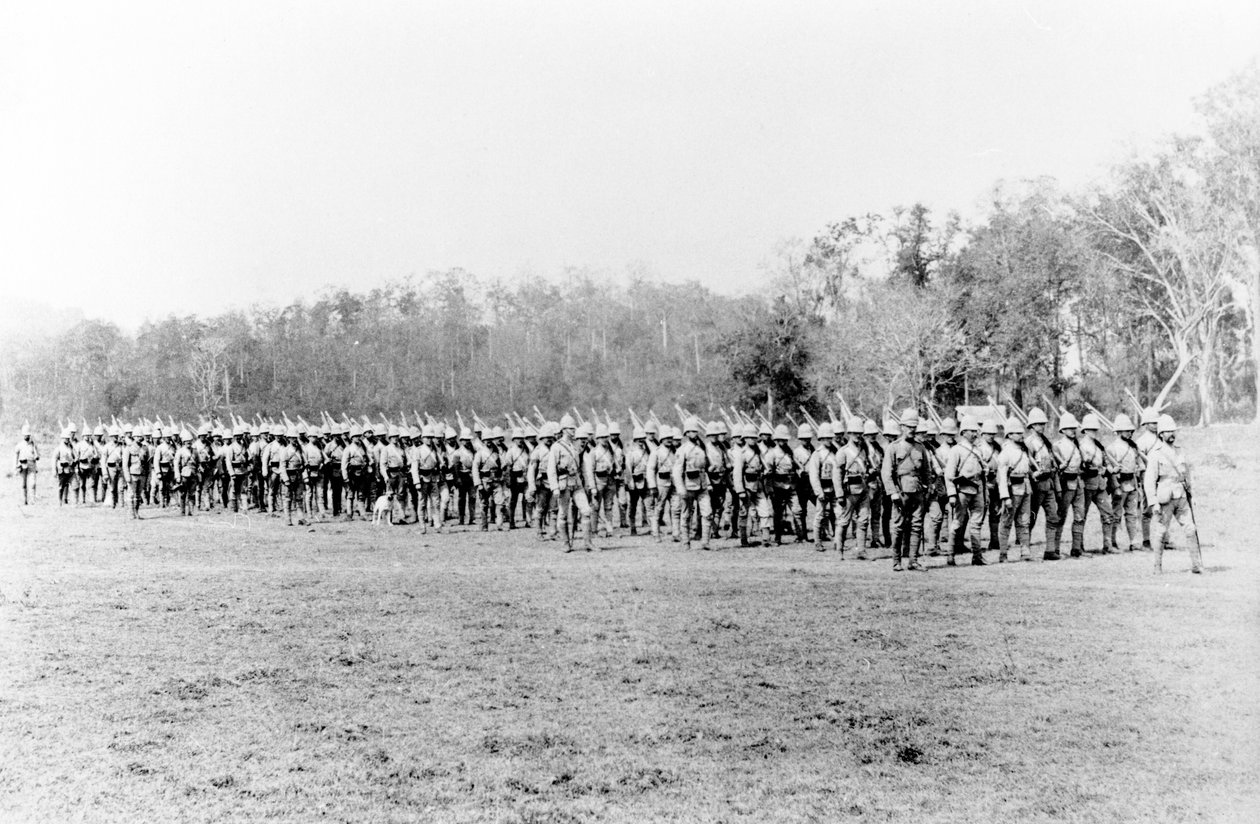 Truppe britanniche in marcia in Birmania, c.1891 da English Photographer