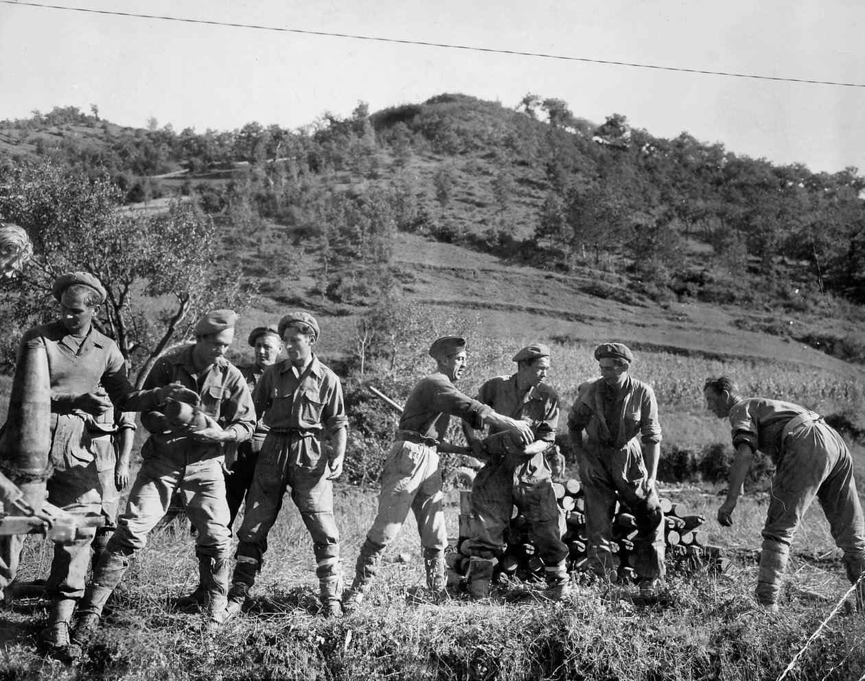 Truppe britanniche che impilano proiettili, Italia, 1944 da English Photographer