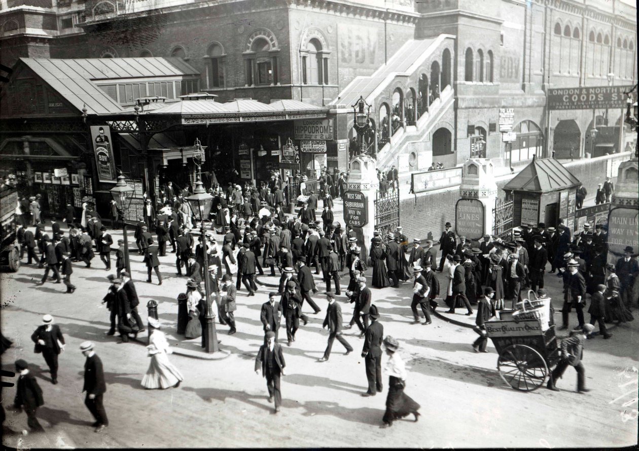 Stazione ferroviaria di Broad Street, Londra, c.1890 da English Photographer