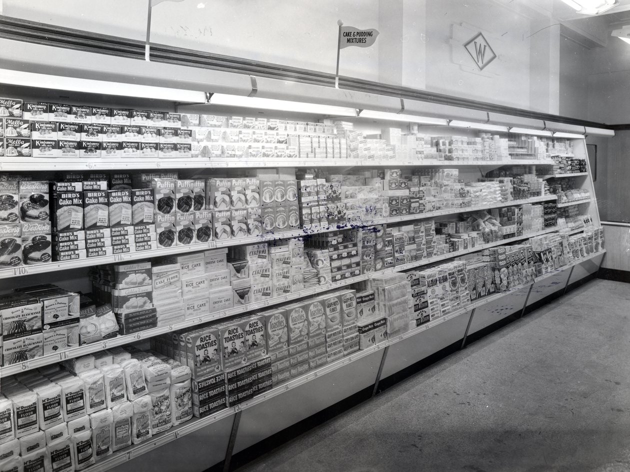 Corsia di torte e miscele per budini, negozio Woolworths, 1956 da English Photographer