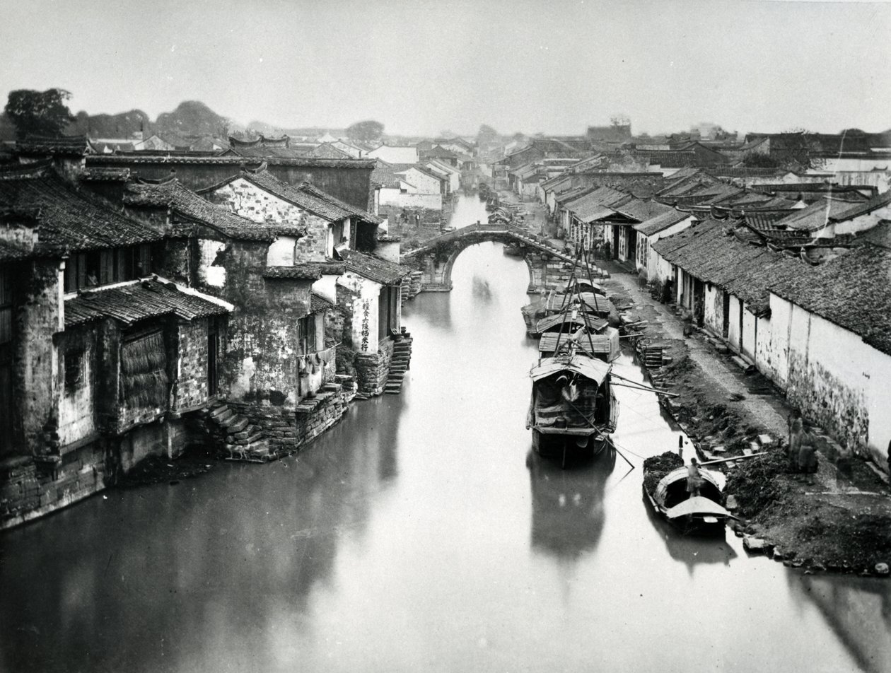 Canale a Pechino, c.1865-70 da English Photographer