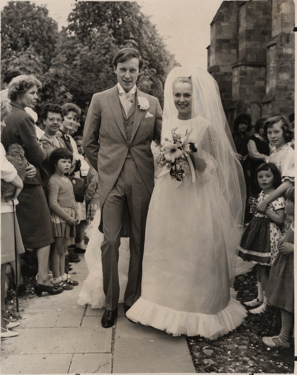 Candida Betjeman in Belleville Couture per il suo matrimonio con Rupert Lycett Green, giugno 1963 da English Photographer