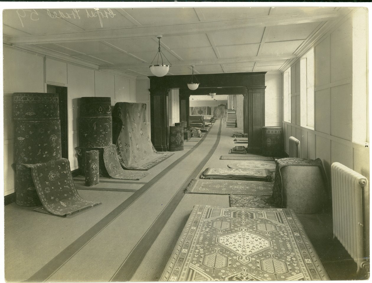 Carpet Trades, showroom principale, 1923 da English Photographer