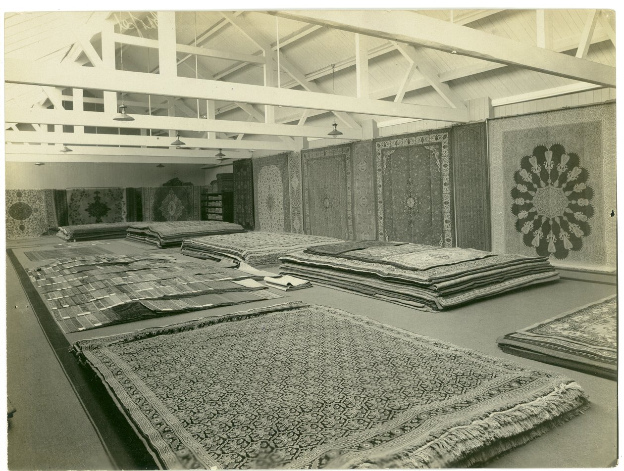 Carpet Trades, showroom principale, 1923 da English Photographer