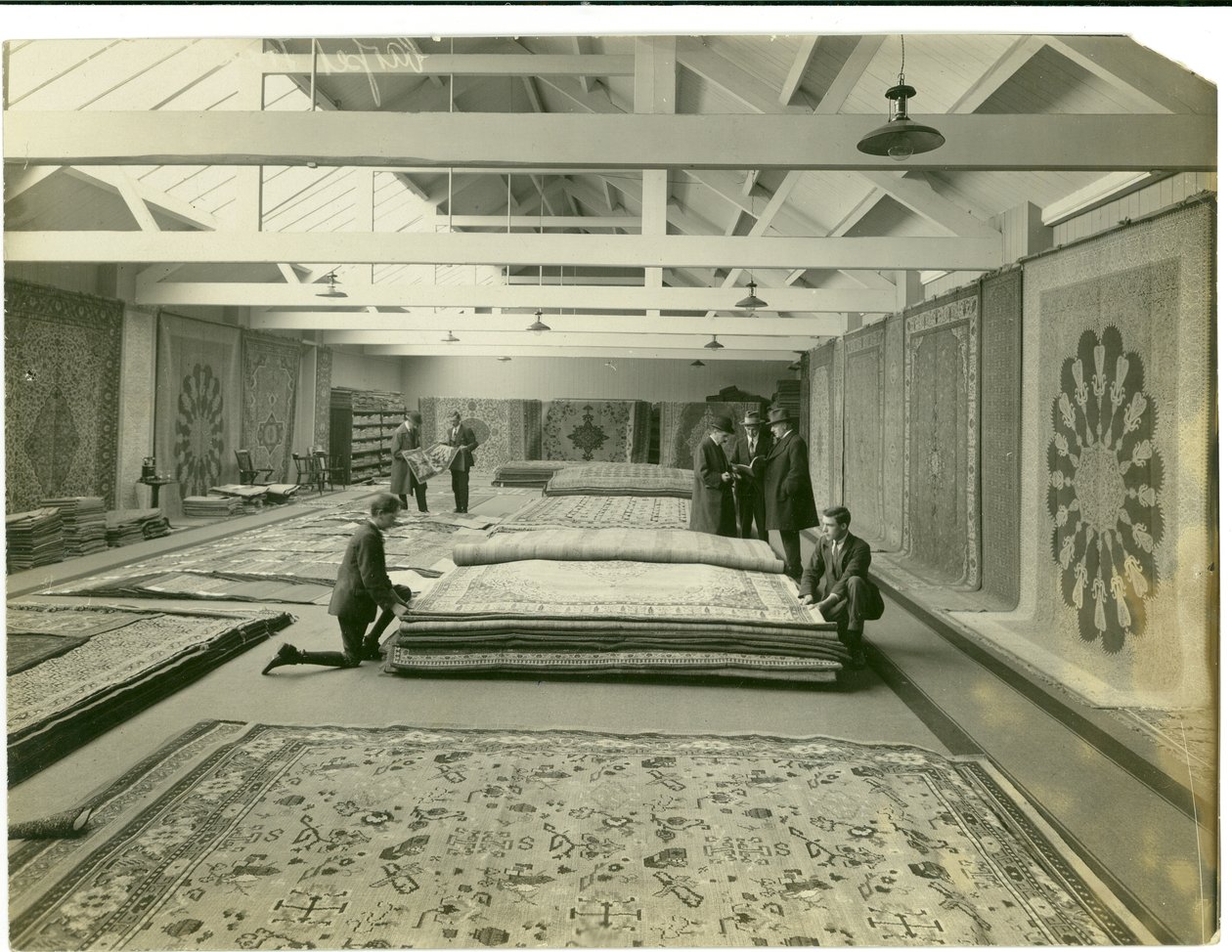 Showroom principale della Carpet Trades, 1923 da English Photographer