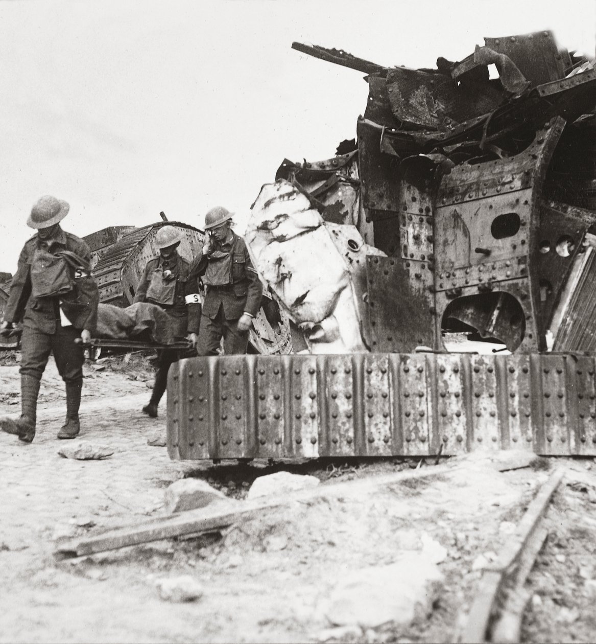 Vittime che tornano dalla linea, passano carri armati distrutti nella Battaglia dei Carri Armati, Villers-Bretonneux, 24 aprile 1918 da English Photographer