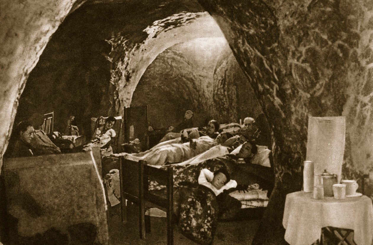 Abitazioni rupestri sulla costa inglese usate come rifugi antiaerei, 1940 da English Photographer